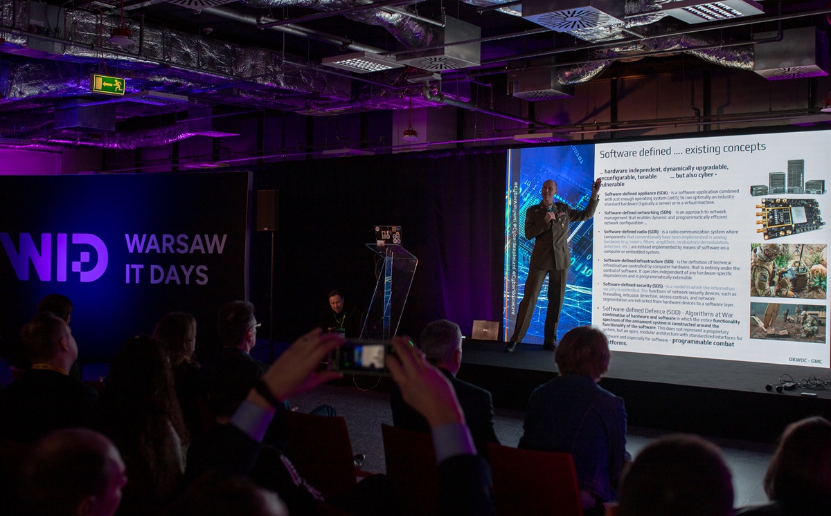 Crowds at exhibitor stands during Warsaw IT Days Expo